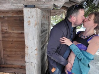 Oups randonnée dans la neige a dérapé... SEXE DEHORS EN PUBLIQUE