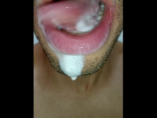 jugando con leche calientica en mi boca, tongue, saliva, lengua , sloopy, sucking, escupir fetish