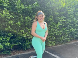 KIRA BLONDE- Mi Vecina me hace un masaje, y Termina dándome su leche