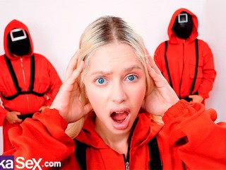 Squid Game - Vivían Lola brasilera es follada por el ano al no seguir las advertencias de sus jefes