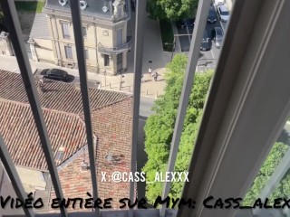 Il me baise comme une salope sur le balcon à la vue de tous