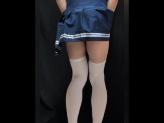 制服＋スク水という組み合わせで誘惑しようとしたが、おしっこを大量に漏らしてしまう・・・