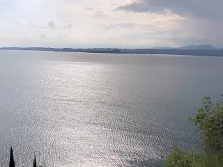 POMPINO in pubblico. Beatrice segreti si diverte con suo marito ed uno sconosciuto CURIOSO!