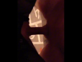 Milf rubia de ojos azules me la chupa y le lleno el coño de leche