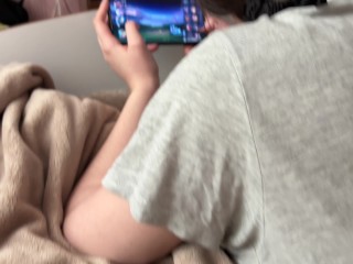 Кончил девушке на одежду пока она играла в телефон