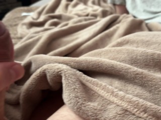 Кончил девушке на одежду пока она играла в телефон