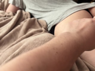 Кончил девушке на одежду пока она играла в телефон