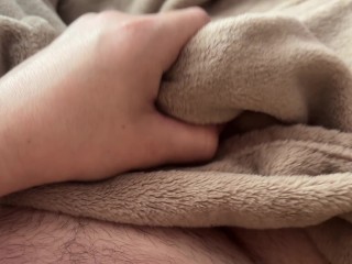 Кончил девушке на одежду пока она играла в телефон