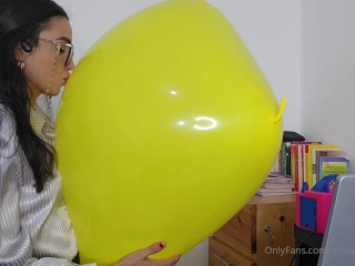 This secretary makes a huge pop hit with her Martian balloon (Full video on C4S / MV / OF / Membersi