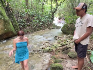 Me encuentro una rica tetona mujer duchandose sola en el rio y aprovecho para meterle mi rica verga.