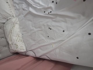 Marianna Blow to pop confetti (full video on C4S / MV / OF / Membersite)