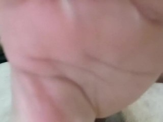 Extreme CUMSHOT BY THE SOFT HANDS OF THE WHORE, she fucks hard until she sees the cum gushing out