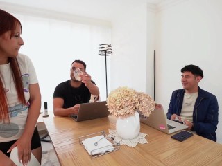 Joven caliente reta a su mejor amigo hacer un trío con su empleada de servicio - PORNO EN ESPAÑOL