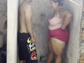 madrastra con su hijastro en la ducha follando sin parar cum on tits