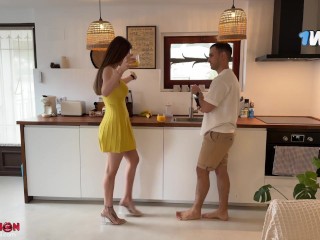 Parte 1 – Mi mujer se quedó plantada... y la consolé follándola con ese vestido sexy 😍