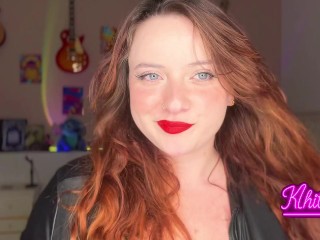 Catwoman prend son coloc au gode-ceinture