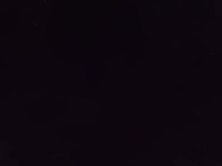 Mi Madrastra Ebony de enormes tetas me descubre viendo sus videos porno.