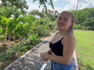 Una Gran Culona Plantada en el parque, Me cogen mi coño KIRA BLONDE