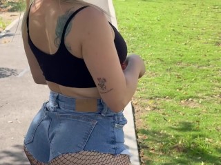 Una Gran Culona Plantada en el parque, Me cogen mi coño KIRA BLONDE