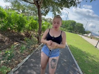 Una Gran Culona Plantada en el parque, Me cogen mi coño KIRA BLONDE