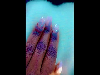 Je veux briller de la tête aux pieds. 💅👣 Et toi, tu vas payer en silence.