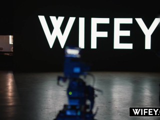 WIFEY Gorgeous Hotwife MILF Summer Starz Takes A Huge BBC While Hubby Watches