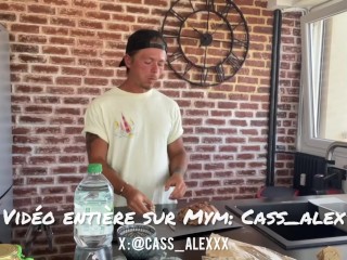 On cuisine ensemble et il me prend sur le bar de la cuisine