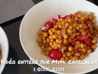 On cuisine ensemble et il me prend sur le bar de la cuisine