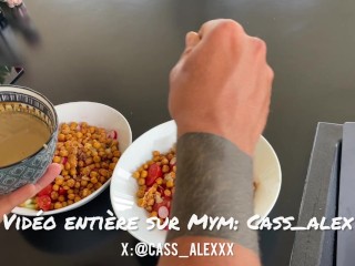 On cuisine ensemble et il me prend sur le bar de la cuisine