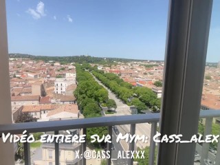 On cuisine ensemble et il me prend sur le bar de la cuisine