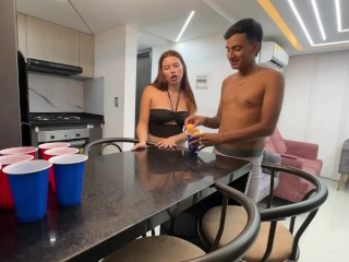 Estamos solos en el bosque con mi culona peliroja hermanstra y aprovecho para darle una dura follada