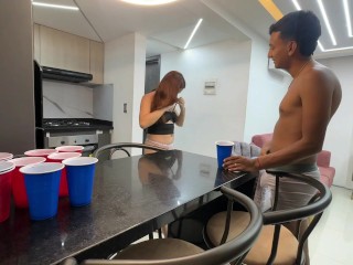 Estamos solos en el bosque con mi culona peliroja hermanstra y aprovecho para darle una dura follada