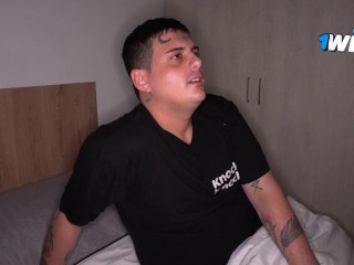 Mi esposa colombiana me hace cornudo frente a mis ojos y me encanta como se viene adentro de ella 😳