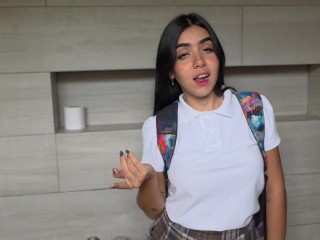 Profesor y su estudiante entran al baño del colegio a coger