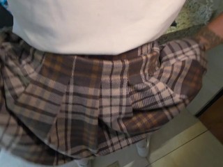 Profesor y su estudiante entran al baño del colegio a coger