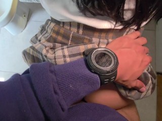 Profesor y su estudiante entran al baño del colegio a coger