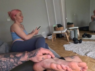 Dad´s Girlfriend Didn´t Notice What I Was Rubbing Her Feet With...