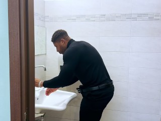 EFFE MOGLIE ITALIANA TRADISCE IN BAGNO CON IL SUO PRIMO BBC PRIMA DI PARTECIPARE A UN ORGIA ITALIANA