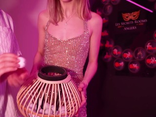 On teste des positions du kamasutra grâce à un jeu - Vlog couple amateur Français