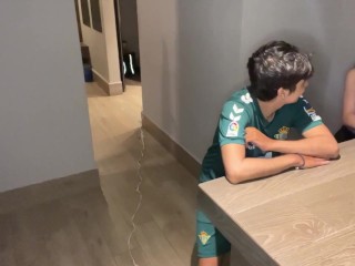 El mejor amigo de mi marido me convence para follar