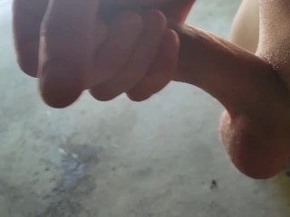 Twink boy jerking off and cuming at 3pm in public with the garage door open! Naked twink solo public