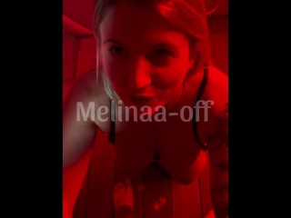 Strip chaud, pipe bien baveuse il me baise hard, me prend le cul et éjacule sur ma chatte