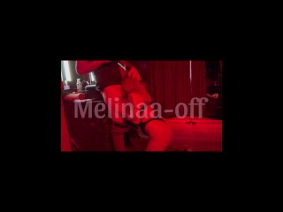 Strip chaud, pipe bien baveuse il me baise hard, me prend le cul et éjacule sur ma chatte