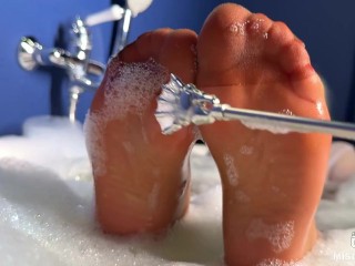 Goddess takes a bath in tan pantyhose and teases you with nylon feet