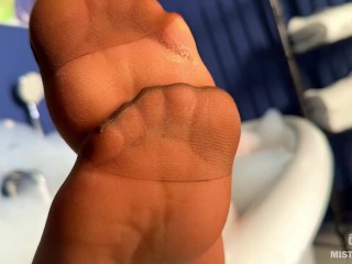 Goddess takes a bath in tan pantyhose and teases you with nylon feet