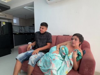 Llego del trabajo y encuentro a mi sexi india hermanastra masturbandose y me pongo cachondo.