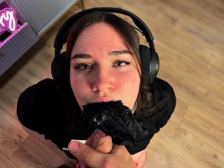 Жена друга дала трахнуть письку за то, что я поиграл с ней в плейстейшен