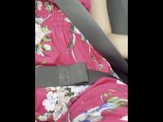 un taxi me lleva y me masturbo con el conductor alado