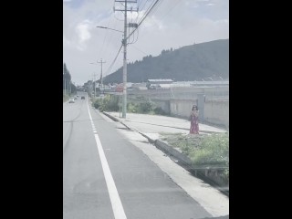 me masturbo en un auto en público y una vecina me ve por la ventana