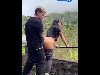 Joven pareja se graba teniendo sexo en un parque publico de Medellin ( CASI NOS PILLAN )